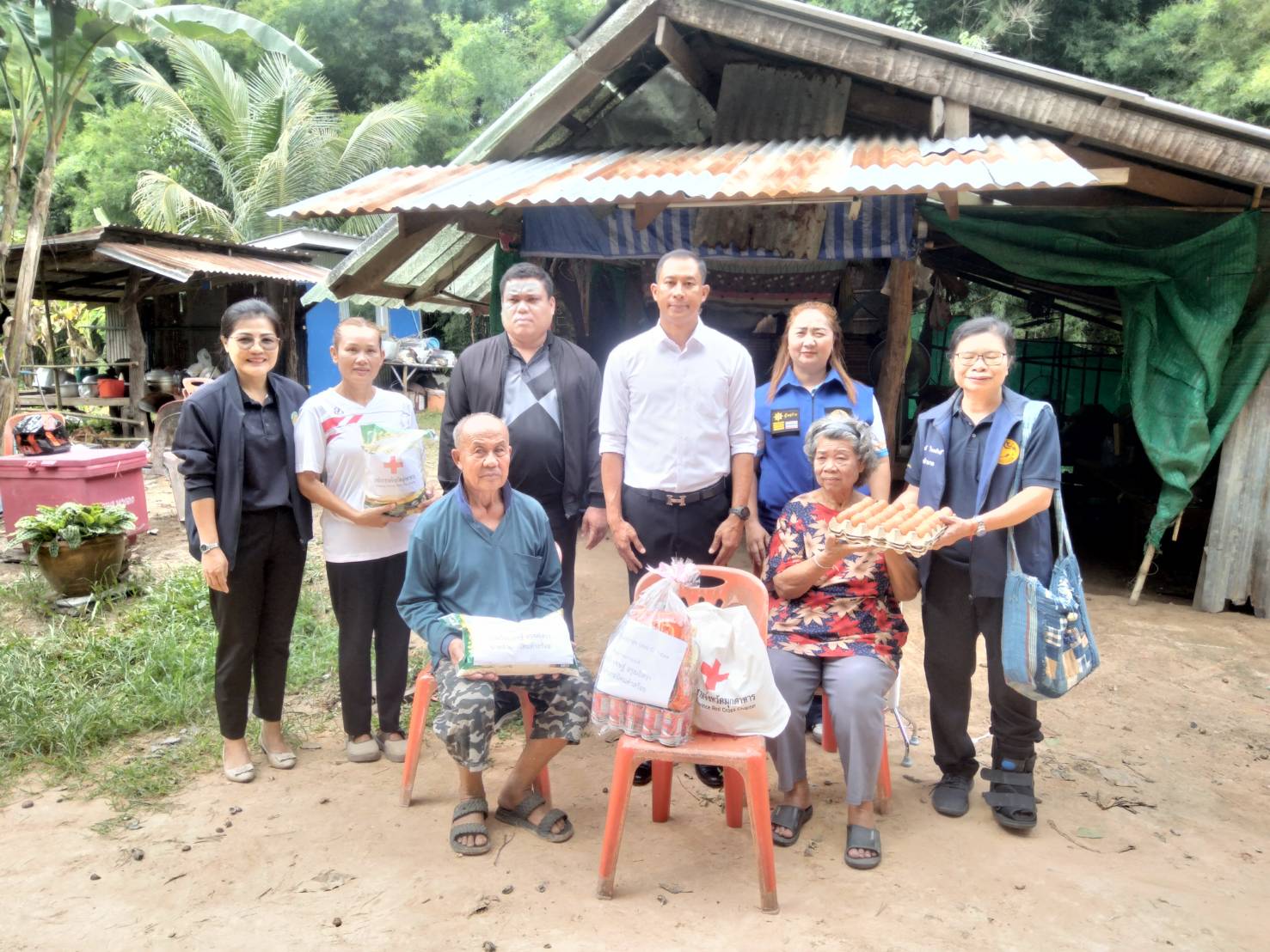 นายวีระเชษฐ์  อรุณอิสรา นายอำเภอนิคมคำสร้อย พร้อมด้วยคณะทำงาน ได้ออกตรวจสอบบ้านนายสุข ช้างขนุน ผู้ได้รับความเดือดร้อนด้านที่พักอาศัยในพื้นที่ตำบลนากอก