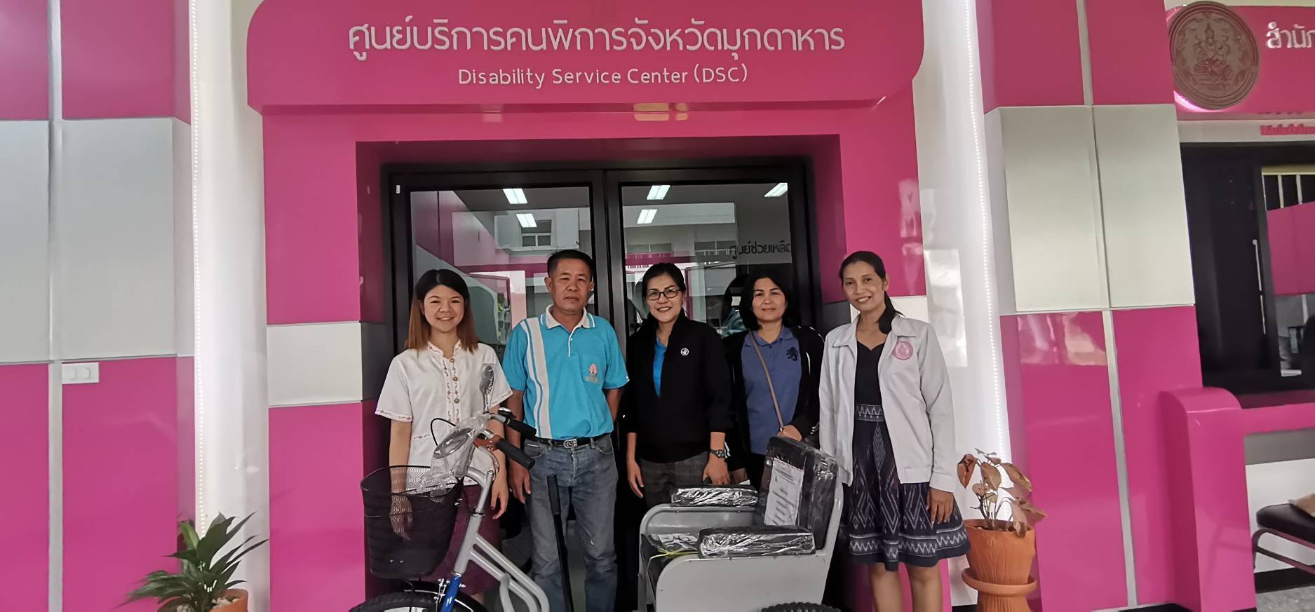 องค์การบริหารส่วนตำบลนากอก ร่วมกับ สำนักงานพัฒนาสังคมและความมั่นคงของมนุษย์ จ.มุกดาหาร ส่งมอบรถสามล้อโยก รายนางจิตรขจร  เกลี้ยงเกลา บ้านด่านยาว ต.นากอก อ.นิคมคำสร้อย จ.มุกดาหาร
